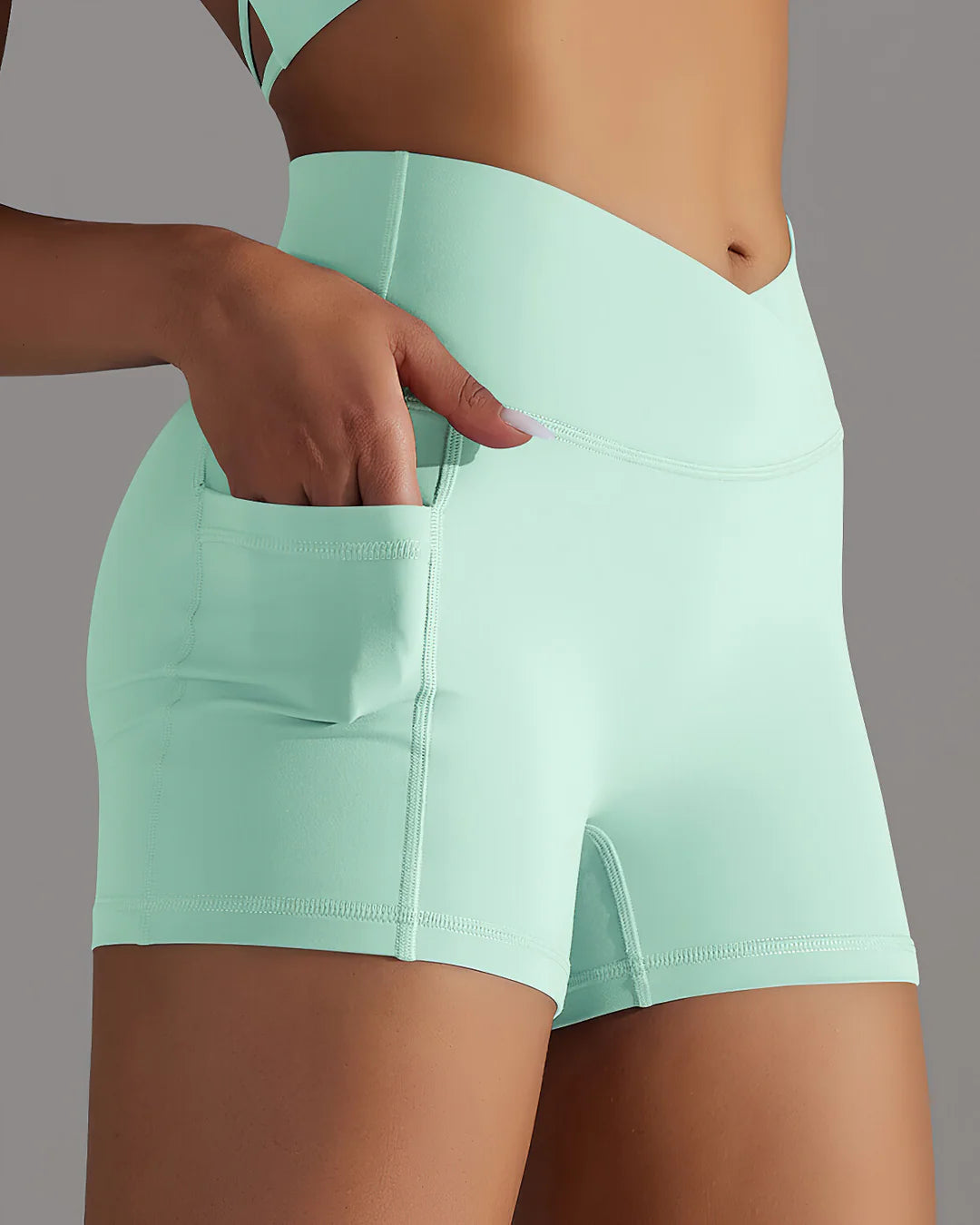 Vitalé Cameroon Seamless Pocket Scrunch Shorts - Green